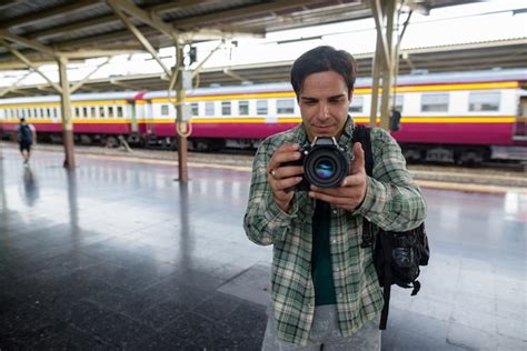 Hombre guapo turista persa en la estación de tren de bangkok Foto