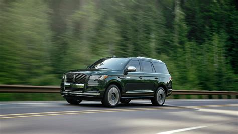 The Lincoln Navigator Costs Just Five Bucks More for 2022 | Edmunds