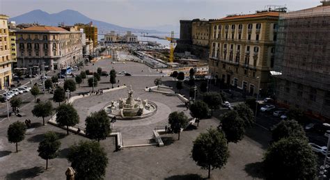 Piazza Municipio A Napoli Riapre Con La Bellissima Passeggiata E La