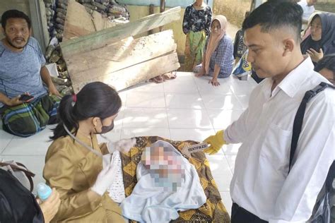 Baru Dilahirkan Bayi Perempuan Diduga Dibuang Di Pinggir Jalan Batu