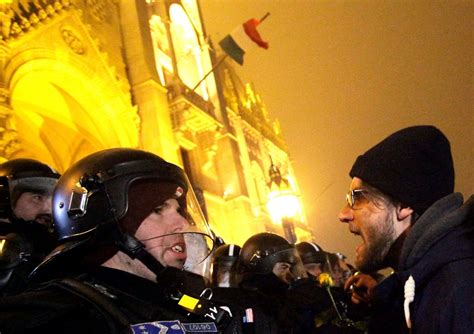 Contro Viktor Orb N E Legge Schiavista Scontri Davanti Al Parlamento