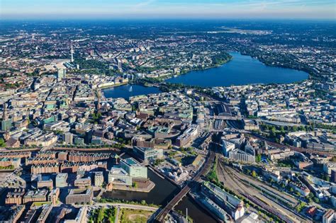 Luftaufnahme Hamburg Stadtzentrum Im Innenstadtbereich Am Ufer Der