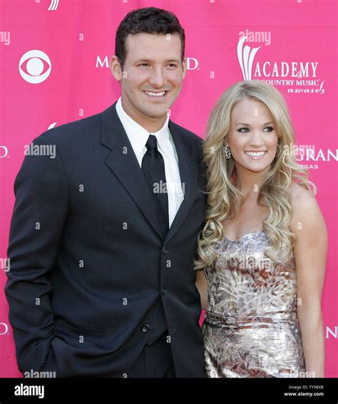 Singer Carrie Underwood (R) and Dallas Cowboys quarterback Tony Romo ...