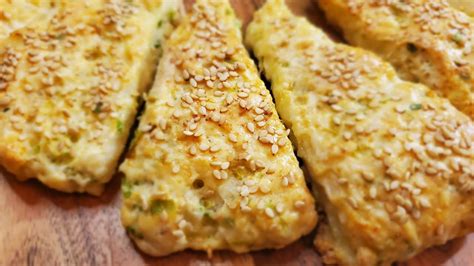 HOW TO MAKE AN INCREDIBLE CHEESE GREEN ONION SCONE COMO FAZER O