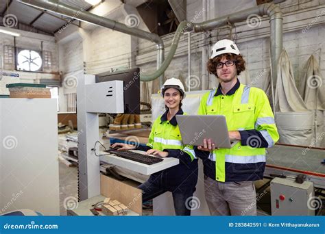 Retrato De J Venes Y Mujeres Ingenieras De Trabajo Equipo De Trabajo