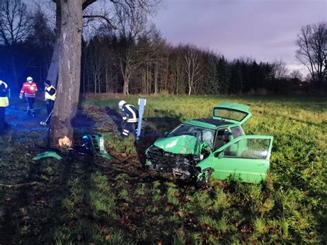 Kreis Gifhorn Baum Unfall In Meinersen Autofahrer Fliegt Aus Der