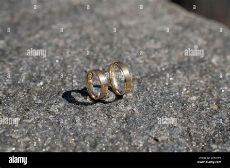 Zwei Trauringe Auf Holz Und Stein Oberfl Che Wedding Rings Stock Photo