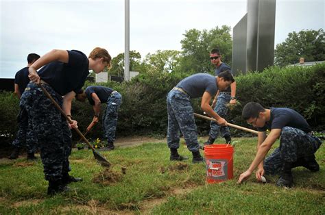 The Trident: USNA Midshipmen Participate in the National Day of Service