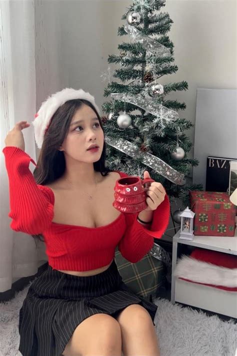 Trọn vẹn dung mạo gợi cảm của hot girl Ngoại Thương bạn gái mới người hùng SEA Games Nhâm