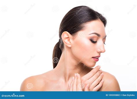 O Fim Acima Do Retrato Da Jovem Senhora Bonita Pele Pura Limpa E O Nude Natural Compõem