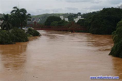 N Vel Do Rio Pomba Come A A Baixar Em Cataguases Astolfo Dutra E Dona