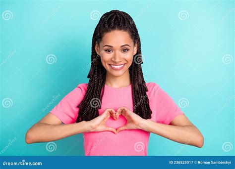 Foto Van De Mooie Brunette Hairdo Van De Jonge Dame Toont Een Roze Hemd Met Hart Geïsoleerd Op