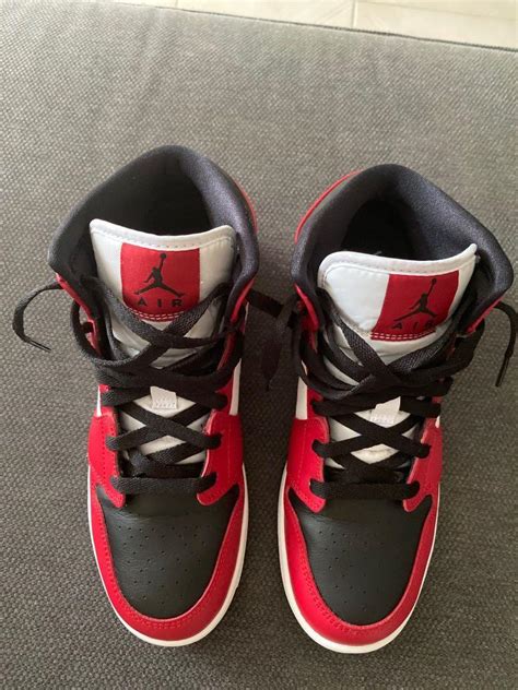 Air Jordan 1 Retro Mid Chicago, Women's Fashion, Footwear, Sneakers on ...