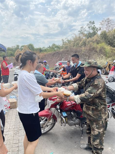 战山火 护家园！记者现场直击：民间救援力量助力击退重庆缙云山山火火情凤凰网