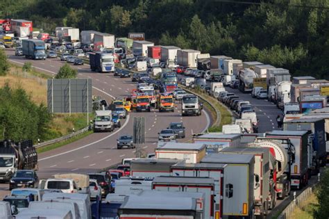 Vollsperrung Auf Der A Zwei Verkehrsunf Lle Mit Verletzten Im