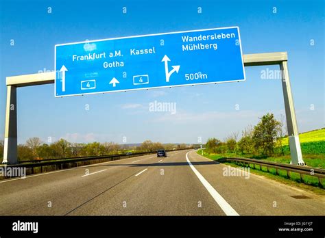 Blaue Autobahn Schild über Der Straße In Deutschland An Sonnigen Tag