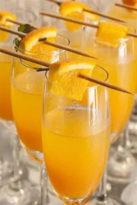 Einfacher Cocktail Aus Orangensaft Sekt Und Frischen Orangen Rezept