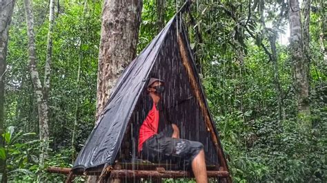 Camping Hujan Deras Membangun Pondok Dibawa Pohon Besar Youtube