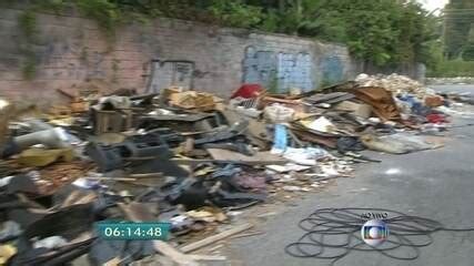 Vídeo Moradores usam rua para fazer descarte irregular de lixo em