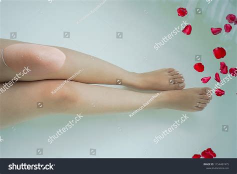 5,575 Woman legs in bathtub Images, Stock Photos & Vectors | Shutterstock