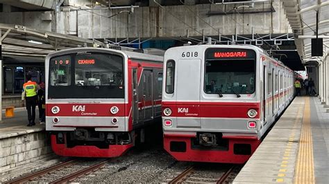 Padatnya Kereta Api Krl Commuter Line Di Stasiun Manggarai So Jr