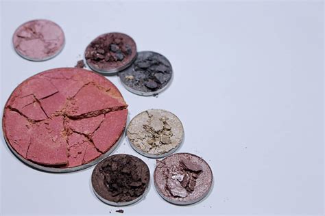 Fake Makeup and Counterfeit Cosmetics: Complete Guide (Updated 2024)