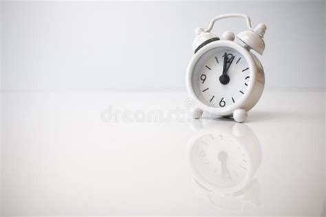 Reloj Anal Gico Blanco En Fondo Azul Grandes N Meros Y Flechas Reloj