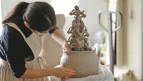 English News Ceramic Artist Molds A Rustic Lifestyle