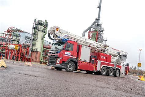 F Wft Fire Engine Range For Hazardous Fires Bronto Skylift