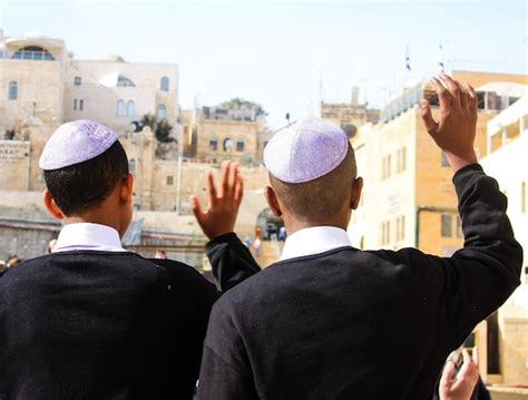 Premium Photo Unknowns People Praying Front The Western Wall At The