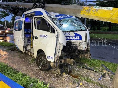 Combi Choca Contra Poste En Blvd Colosio Conductor Resulta Lesionado