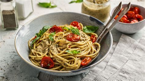 Pesto aus Zucchini und Walnuss mit Mais Spaghetti Ölfrei