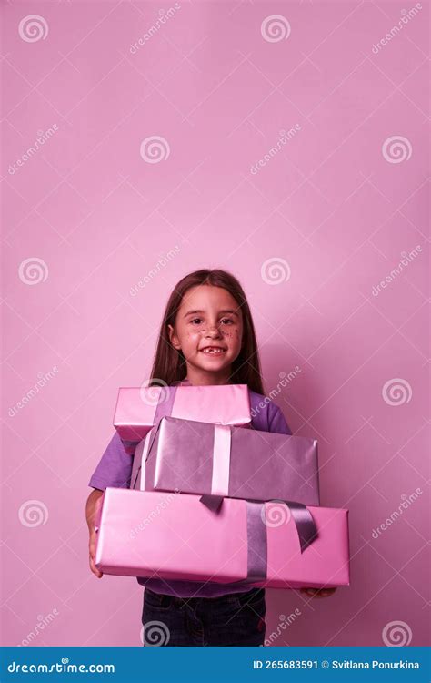 Vista Frontal De Una Chica Caucásica Con Cajas De Regalo Imagen De