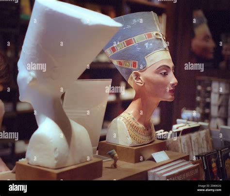 Nefertiti statue hi-res stock photography and images - Alamy