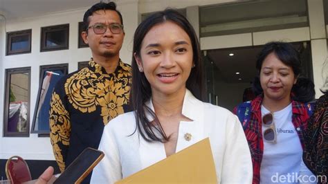 Yashinta Putri Politikus Pdip Aria Bima Daftar Calon Dpd Di Kpu Diy