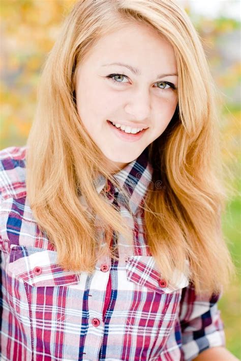 Portrait D une Belle Jeune Femme Blonde Image stock Image du heureux européen 29818507