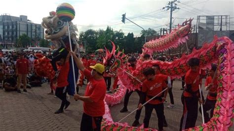 Ribuan Warga Samarinda Padati Jalan Untuk Saksikan Pawai Pembangunan