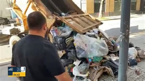 Vídeo Moradores de Magé reclamam que estão sem coleta de lixo na