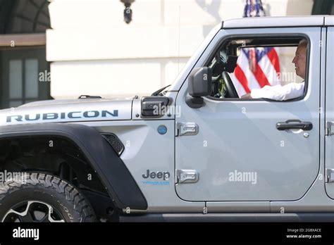 Joe Biden Essaie De Conduire Une Jeep Banque De Photographies Et D