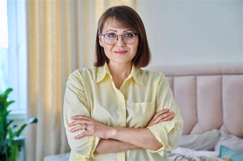 Retrato De Una Mujer De Mediana Edad Segura De S Misma Mirando La