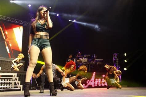 EGO Anitta faz show para crianças no Rio notícias de Crianças