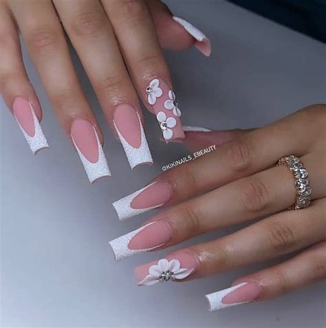 55 White Glitter Nails for a Mesmerizing Mani Any Season