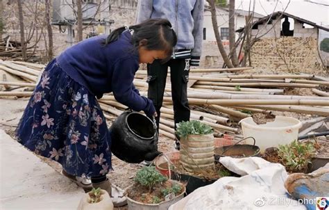 6岁女童心疼残疾奶奶，每天放学做家务，说起奶奶心疼得大哭起来瑶瑶一家人女童新浪新闻