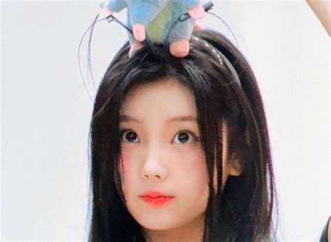 Fans Buzz Over Illit Wonhee S Quirky Hairband Worn At Recent Fansign