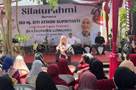 Siti Atikoh Tiba Di Lumajang Disambut Ribuan Ibu Ibu Hingga Lagu Jarji