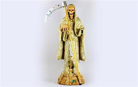 Conoce el poder transformador de la oración a la Santa Muerte dorada