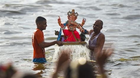 Ganpati Visarjan More Than 48 000 Idols Immersed In Mumbai On 6th Day