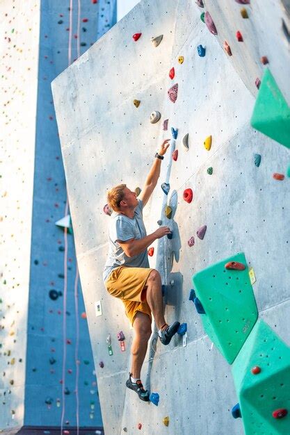 Un Escalador Masculino Está Escalando Al Aire Libre En Una Roca Artificial Sin Arnés De
