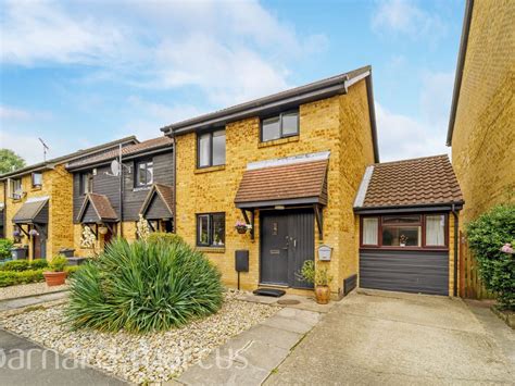 4 Bed End Terrace House For Sale In Deerhurst Close Feltham Tw13 £