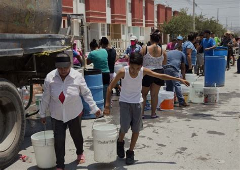 Falta de agua en Nuevo León Tardan horas para conseguir agua pelean